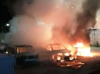 Santo Estevão: Grupo invade pátio da prefeitura, rende guarda e incendeia 12 carros