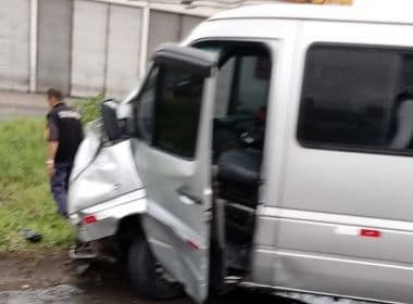 Mulher morre após colisão entre carro e van em avenida de Feira de Santana