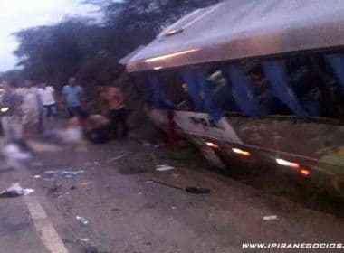 Ipirá: Homem morre e 14 ficam feridos após colisão de carro com ônibus de universitários