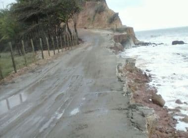 Prado: Avanço do mar ameaça estrada que dá acesso às praias  