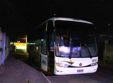 Medeiros Neto: Ônibus é assaltado após dupla armada render motorista e cobrador