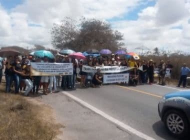 Teofilândia: Professores fecham BR-116 e cobram salários atrasados