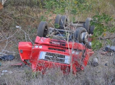 Motorista morre após caminhão cair ribanceira na BR-116, entre Jaguaquara e Jequié