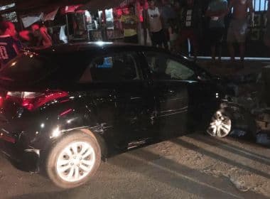 Itabuna: Dupla é presa após roubar carro e bater veículo em casa durante fuga