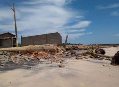 Belmonte: Mar avança e destrói muro de casa à beira mar
