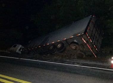 Barreiras: Caminhão-baú tomba e cai em ribanceira na BR-242