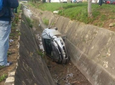 Conquista: Motorista perde controle do veículo e cai em vala 