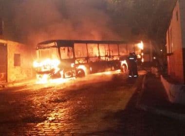 Feira: Ônibus de transporte público é incendiado por grupo; veja vídeo