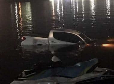 Ilhéus: Motorista tenta dar ré e faz carro cair na Baía do Pontal