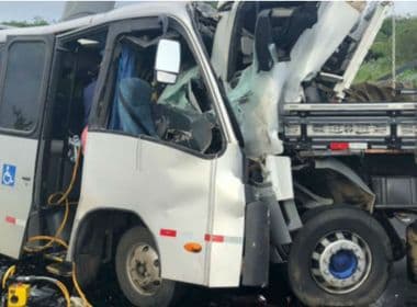 Manoel Vitorino: Acidente entre carreta e micro-ônibus deixa 1 morto e 32 feridos