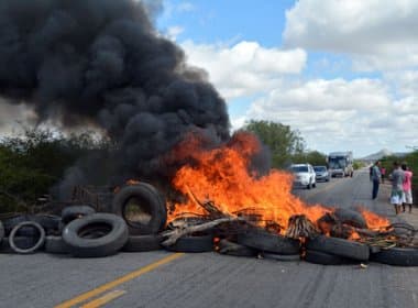 Protesto queima pneus e bloqueia BA que liga Santaluz a Queimadas