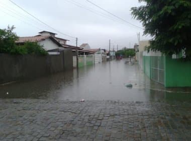 Chuva alaga ruas de Riachão do Jacuípe