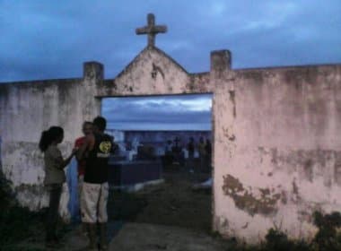 Com crânios expostos e acúmulo de lixo, cemitério em Castro Alves tenta sobreviver