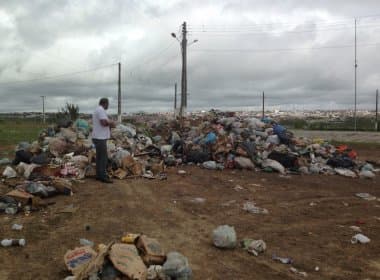 Vereadores de Coité flagram carro da prefeitura despejando lixo no Parque de Exposições