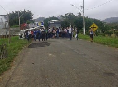 Professores terceirizados interditam rodovia entre Dário Meira e Itagibá