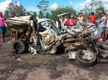 Inhambupe: Acidente entre automóvel e carreta deixa dois mortos