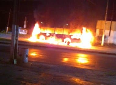 Itabuna: Depois de mortes, bandidos tocam fogo em ônibus