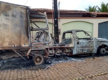 Pindobaçu: Carro do prefeito é incendiado; chamas atingem residência
