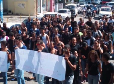 Lauro de Freitas: Protesto cobra segurança depois de morte de estudante por bala perdida