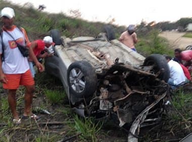 Três pessoas morrem e duas ficam feridas em acidente de carro em Teixeira de Freitas