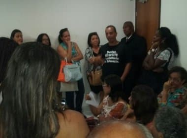 Lauro de Freitas: Professores acampam na Câmara e cobram pagamento