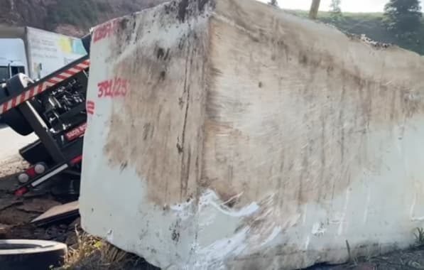 Carreta que levava rocha de mais de 30 toneladas tomba em trecho da BR-101 na Bahia