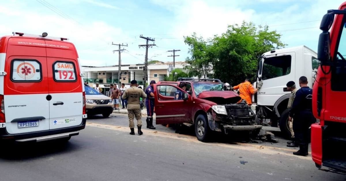 Motorista fica preso nas ferragens de caminhonete após colisão com caminhão em zona urbana de Porto Seguro 