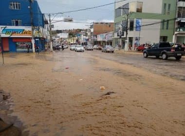Chuvas voltam a atingir Jaguaquara e alagam Centro da cidade neste sábado