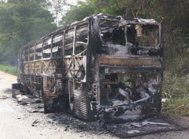 População incendeia ônibus da linha Itapetinga x Salvador na BA-262