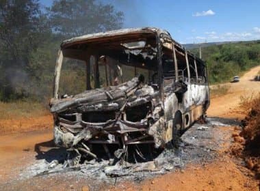 Ônibus escolar pega fogo enquanto transportava alunos em Piripá