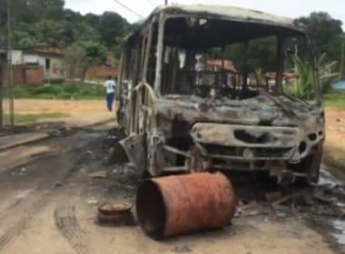 Simões Filho: Grupo ateia fogo em dois ônibus em protesto