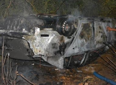  Polícia encontra dois corpos em porta-malas de carro carbonizado em Santa Luz