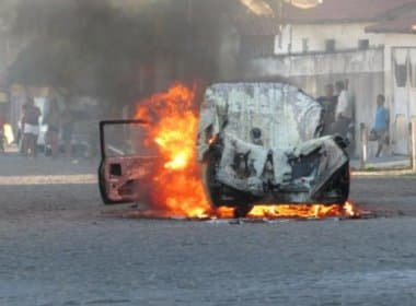 Araci: Ambulância da prefeitura pega fogo no meio da rua