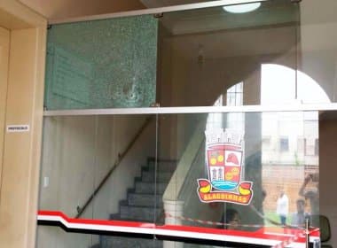 Alagoinhas: Prédios de prefeitura e policlínica são alvos de tiros