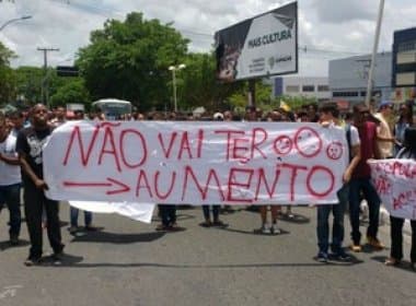 Camaçari: Moradores protestam contra aumento de salários de prefeito e vereadores