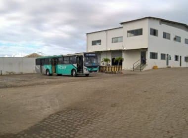 Feira: Ônibus são recolhidos para garagem de empresa