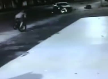 Eunápolis: Mulher é arremessada após ser atingida por caminhonete; veja vídeo