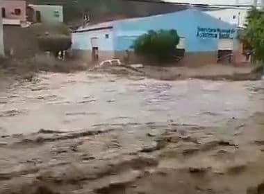 Novo Triunfo: Água invade igreja; chuva ocorre em Ilhéus, Conquista e Porto Seguro 