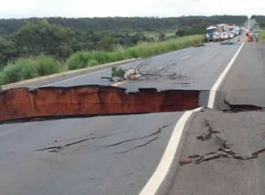 São Desidério: Chuvas abrem cratera e trecho da BR-020 fica interditado