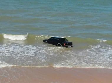 Prado: Motorista ‘vacila’ e caminhonete é arrastada pelo mar 