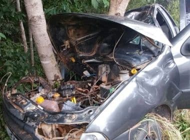 Oeste: Irmãos morrem após carro sair da pista e bater em árvore na BR-135
