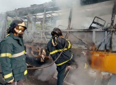 Conceição do Jacuípe: Ônibus escolar com crianças pega fogo na BR-101