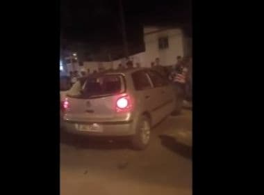Teixeira: Populares ateiam fogo em carro após acidente no centro da cidade
