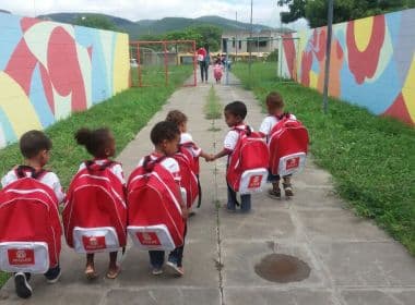 Jequié: Prefeitura entrega kits escolares e tamanho das mochilas vira piada na Internet 