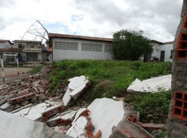 Feira de Santana: Muro de escola desaba e aulas são suspensas