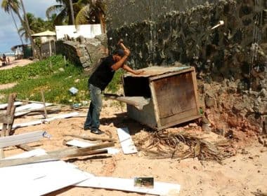 Consideradas irregulares, 10 barracas são retiradas de praia em Jauá; donos são multados