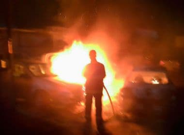 Camaçari: Carro pega fogo dentro de oficina em Arembepe; local tinha mais 30 veículos
