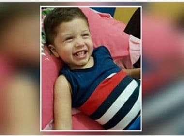 Menino de dois anos morre atropelado pelo pai que dava marcha ré no passeio de casa