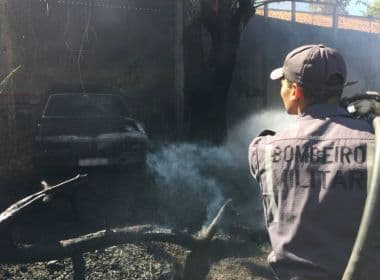 Barreiras: Incêndio atinge depósito de carros antigos 
