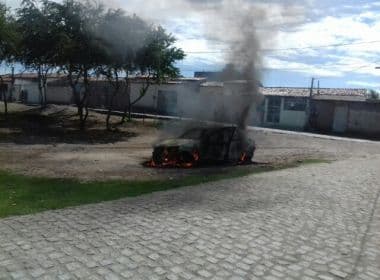 Feira: Viatura da prefeitura é incendiada após fiscalização contra 'ligeirinho'